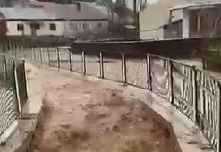 Sivas'ta sağanak yağışla ırmak taştı, yol ve tarım arazilerini su bastı