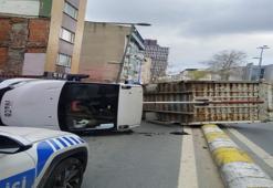 Kağıthane'de damperi kalkınca yan yattı! Cadde trafiğe kapatıldı