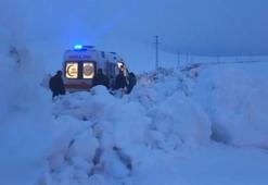 Nisan karı yolu kapattı! Hasta kurtarmaya giden ambulansa ekipler yetişti