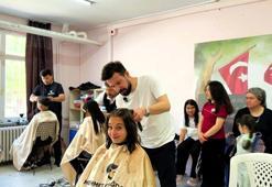 Öğrencilerin yüzü gülsün diye iş yerinin kapısına kilit vurdu! Okul bahçesine koştu