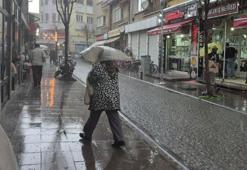 Eskişehir'de şiddetli fırtına ve yağış gündelik hayatı zorlaştırdı
