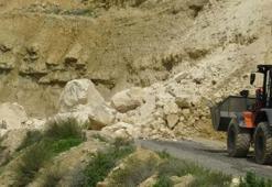 Gercüş’te yamaçtan kopan dev kayalar yolu kapattı