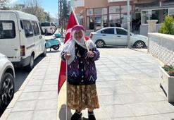 Çorum'da 75 yaşında bayrak sevgisiyle dikkat çekiyor!