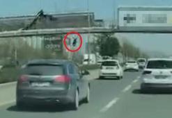 Üst geçidi afiş asarken üst geçitten düşüp, otomobilin altında kalarak öldü