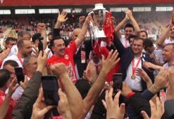 24 yıl sonra 1'inci Lig'e yükselen Batman Petrolspor, kupasını törenle aldı