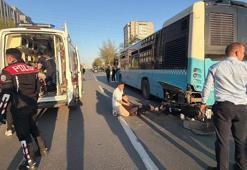 Motosiklet, duraktaki otobüse çarptı; 2 kişi yaralandı