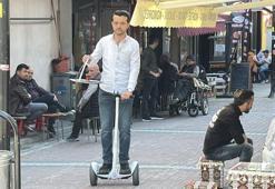 Bartınlı çaycının bulduğu yöntem görenleri şaşkına çeviriyor! Elinde tepsiyle 'hoverboard' üzerinde çay dağıtıyor