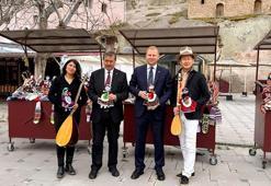 Japon sanatçının kayseri hayranlığı! Soğanlı bebeklerini yapıp bağlama çaldı
