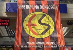Taşbaşı Çarşısı esnafından Eskişehirspor'a bayraklarla destek