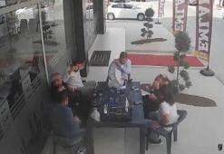 Sohbet masasına 5. kattan düşen davetsiz misafir kısa süreli paniğe neden oldu