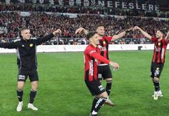 Siyah-kırmızılı futbolcular turu çiftetelliyle kutladı