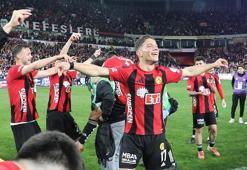 Eskişehirspor fırtınası: Balıkesir’i devirdi, çiftetelliyle tur atladı!