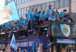 Erzurumspor FK şampiyonluğu taraftarlarıyla birlikte coşkuyla kutladı