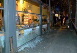Kadıköy'de gece yarısı silahlı saldırı: Restorana kurşun yağdırdılar!