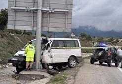 Elmadağ'da minibüs, otomobile ve tabela direğine çarptı