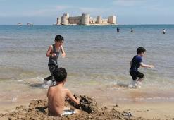 Kızkalesi'nde tatil başladı! Kumların üstünde haftasonu yoğunluğu