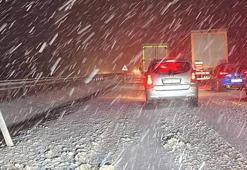 Ani kar yağışı nedeniyle bazı yollar ulaşıma kapatıldı