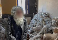 Kocaeli'deki çöp evin altından dram çıktı: 'Bir senedir dışarı çıkmıyorum'