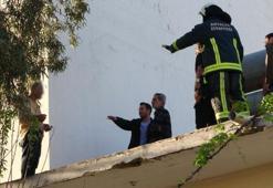 Manavgat'ta çatıya çıkıp üzerine benzin döktü gazeteci oyaladı polis yakaladı