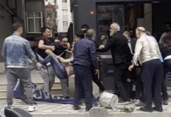 İlginç kavga müdahalesi: Taraflar ayrılmayınca kavga eden şahsı taşıyıp götürdüler