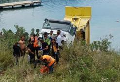 Bodrum'da araç ezilmekten son anda kurtuldu: Kamyon denize düştü, 2 kişi yaralandı