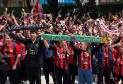 Ayvalıkgücü Belediyespor maçı öncesi öğrencilerinden Eskişehirspor'a coşkulu destek