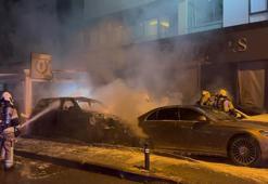 Kadıköy'de oto galeride korkutan yangın! 4 araç küle döndü
