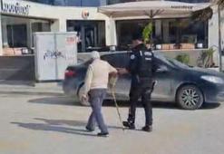 Polisin, yolun karşısına geçmekte zorlanan kişiye yardım ettiği anlar kamerada