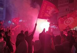 Galatasaraylı taraftarlar Fenerbahçe'nin maket tabutuyla şampiyonluk kutladı