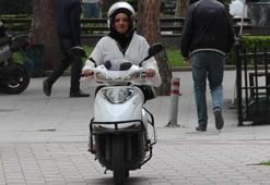 Çorumlu kadın evde anne, sokakta motokurye: Azmiyle çevresine örnek oluyor