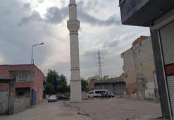 İki mahalle arasındaki 50 yıllık cami yıkıldı, minaresi kaldı