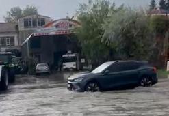 Bolu'da sağanak ve dolu sonrası cadde ve sokaklar göle döndü