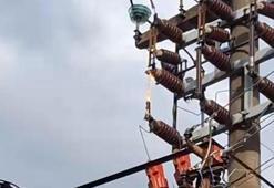 Elektrik direğine yıldırım düştü: O anlar kamerayla görüntülendi