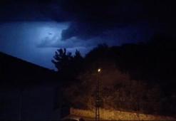 Amasra ve Ulus'ta şimşekler geceyi aydınlattı