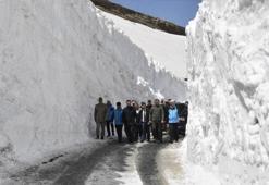 Bitlis'in Nemrut Kalderası'nda kar esareti bitti: 10 metrelik kar duvarları aşıldı