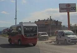 Düzce'de hafif ticari araç, özel halk otobüsüyle çarpıştı; o anlar kamerada