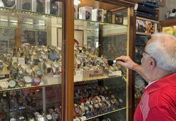 İznikli Ramis usta 50 yıldır saatlere hayat veriyor: 25 metrekarelik iş yerinde 250 eski saati sergiliyor