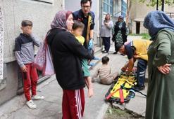 Balkonda oynarken aşağı düşen kardeşine bakarken kendisi de düştü