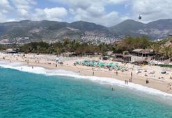 Alanya'da güneşli havayı fırsat bilen yerli ve yabancı turistler dünyaca ünlü plaja akın etti