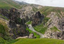 Muş'un saklı cenneti Kızılağaç Kanyonu etkileyici manzarası, doğal yürüyüş alanları ve huzurlu atmosferiyle doğaseverleri bekliyor