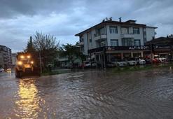 Zile'de sağanak ve dolu yağışı: Ev ve iş yerlerini su bastı