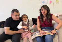 Görme engelli öğretmen çift kızına okuyabilmek için kabartma kitap hazırlıyor