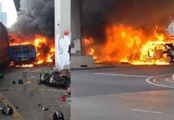 Tayland’da hemzemin geçit faciası! Yük treni, otobüse çarptı