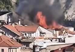 Amasra'da yangın paniği! 5 katlı binanın çatısı alev alev yandı