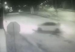 Reyhanlı'da otomobilin bahçe duvarına çarptığı anlar kamerada