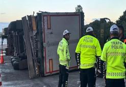 Önce devrildi, ekipler gelince yan yattı! Pendik'te TIR yoldan çıktı