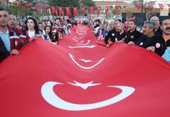 Elazığ'da 19 Mayıs coşkusu! 100 metrelik Türk bayrağıyla fener alayı düzenlendi