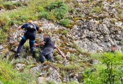 Eskişehir'de dağdaki oyukta mahsur kalan 2 genç kurtarıldı