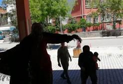 Elazığ'da pişkin dilenci 'Çek abi çek' dedi, zabıta müdürlüğüne oynayarak girdi