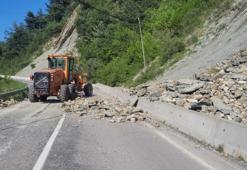 İnebolu’da heyelan nedeniyle kara yolu ulaşıma kapandı